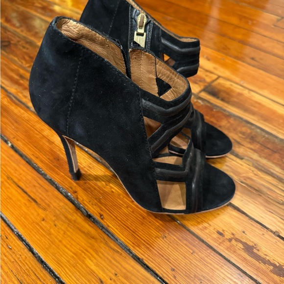 L.A.M.B. Black Cutout Heels - Picture 5 of 13